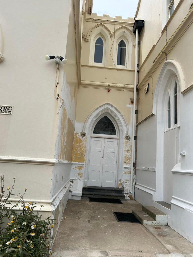 Photo showing the area where the laundry was after it was removed.